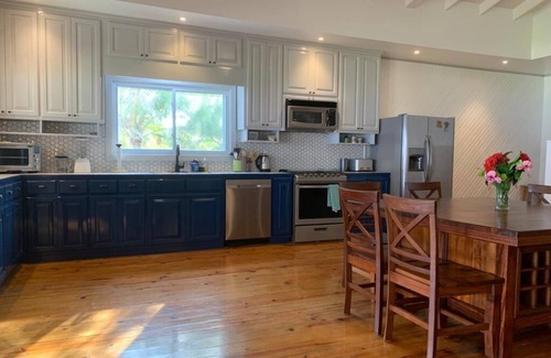 Isla de Utila House | East Wind - 4 Bedroom Ocean Front Luxury