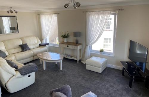 Cleethorpes Apartment | Eastcliffe Penthouse, 2 beds & bathrooms with parking