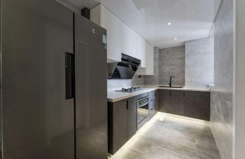 Changning Apartment | Eastern Hub - ZhongShan Park Metro Station 50m, Modern Light Three-bedroom Apartment