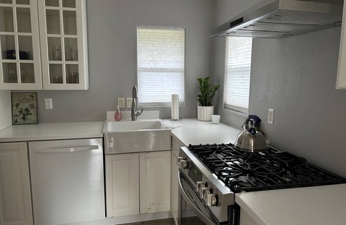 East Side Costa Mesa House | Eastside Costa Mesa, close to Disneyland, beaches.n1.5 miles to JWA airport.