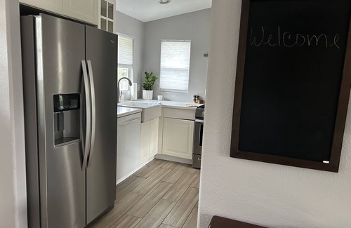 East Side Costa Mesa House | Eastside Costa Mesa, close to Disneyland, beaches.n1.5 miles to JWA airport.