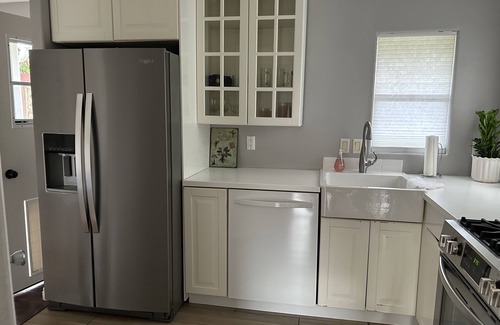 East Side Costa Mesa House | Eastside Costa Mesa, close to Disneyland, beaches.n1.5 miles to JWA airport.