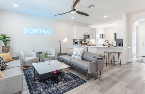 Pecan Springs Springdale House | Eastside Gem l Sleep 16 l Hot tub