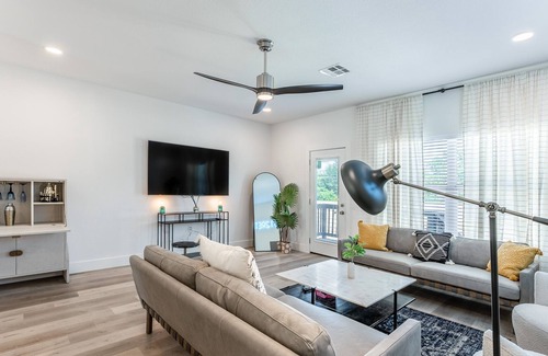 Pecan Springs Springdale House | Eastside Gem l Sleep 16 l Hot tub
