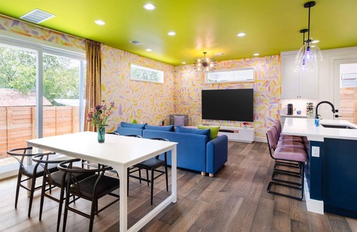 Rosewood House | Eastside Home w Awesome Yard—Golf, Pool, Firepit
