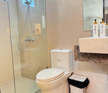 Bagumbayan Apartment | Eastwood Global Plaza Luxury 1Bed Room with 2 Toilets and Laundry Room