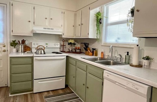 Kingston House | EASY checkout, Safe, Cozy Near I-40 w/KING Pets OK