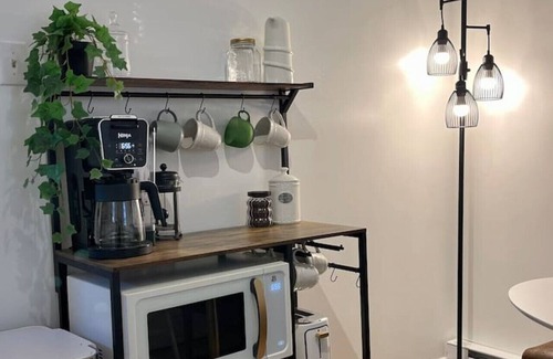 Kingston House | EASY checkout, Safe, Cozy Near I-40 w/KING Pets OK