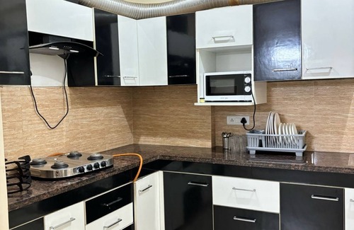 Gomti Nagar Apartment | Easytrip-nSwimming poolside living