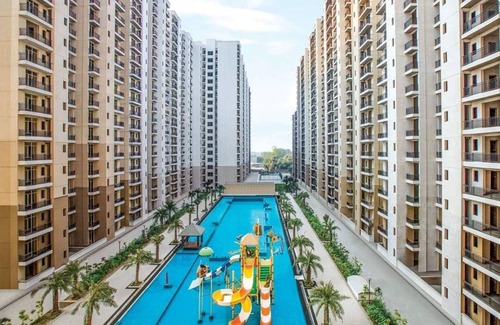 Gomti Nagar Apartment | Easytrip-nSwimming poolside living