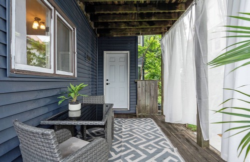 Whittier House | Eat Street Oasis with a luxury patio & fiber internet