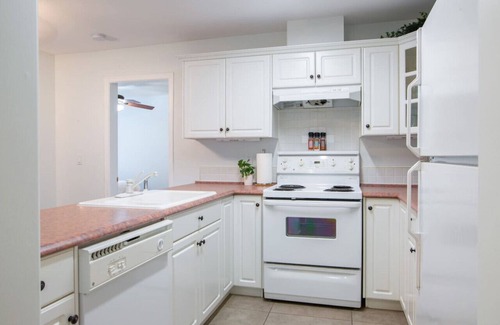 Harrison Hot Springs Apartment | Echo Beach 2 Bed Lake View and Walkable to Beach