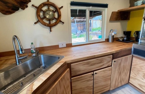 Centralia - Chehalis Cabin | Eclectic cabin w/garden&hot soak tub near taproom&park. Pet Friendly!