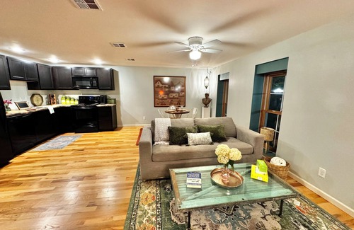 La Crosse Apartment | Eclectic Unique Cozy 1-bedroom apartment with WiFi, AC in charming La Crosse
