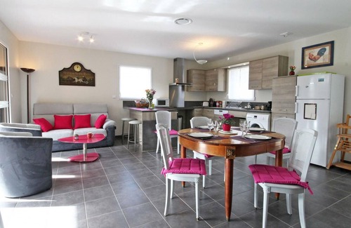 Saint-Martin-d'Ecublei Cottage | Eco-friendly, Wheelchair Accessible Home with Garden and Modern Amenities Near Scenic Forest