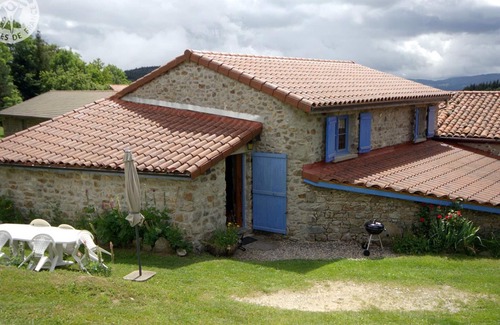 Chalmazel-Jeansagniere Cottage | Eco-Friendly Cottage 10 min from Skiing with Wi-Fi in Peaceful Setting