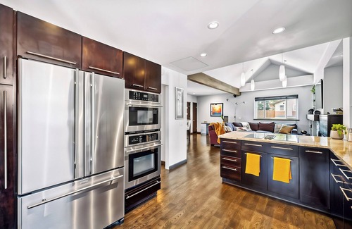 Speer House | Eco-Friendly, Modern Smart Home - Surround Sound - Chef's Kitchen - Fast WiFi