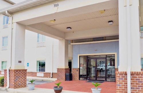 Augusta Cabin | Econo Lodge Augusta West near Fort Eisenhower