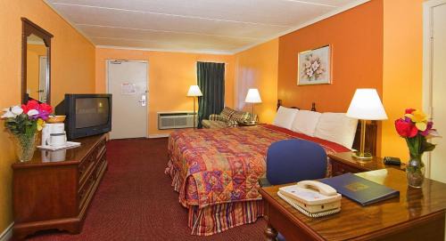 North Burnet Cabin | Econo Lodge Austin North near The Domain