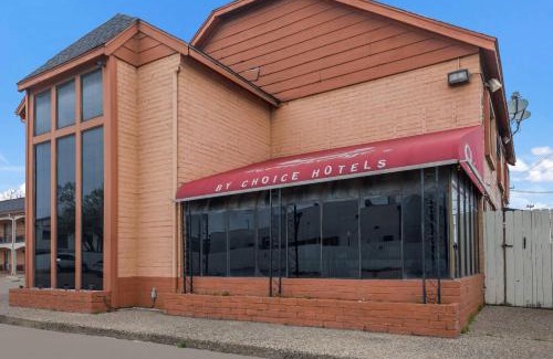 North Burnet Cabin | Econo Lodge Austin North near The Domain
