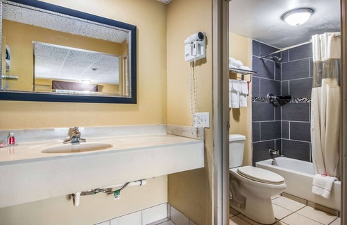 Derrick City Hotel | Econo Lodge Bradford
