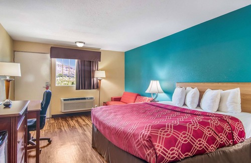 Derrick City Hotel | Econo Lodge Bradford