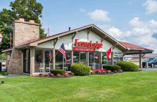 Blasdell Cabin | Econo Lodge Buffalo South