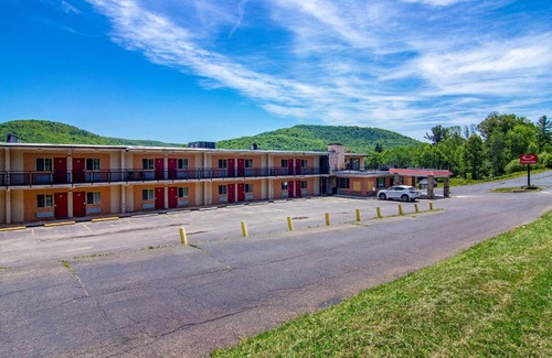 Derrick City Hotel | Econo Lodge Hotel Bradford