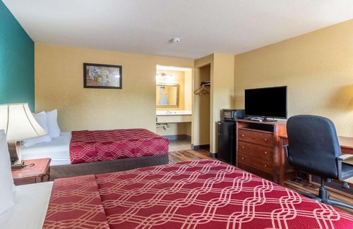 Derrick City Hotel | Econo Lodge Hotel Bradford