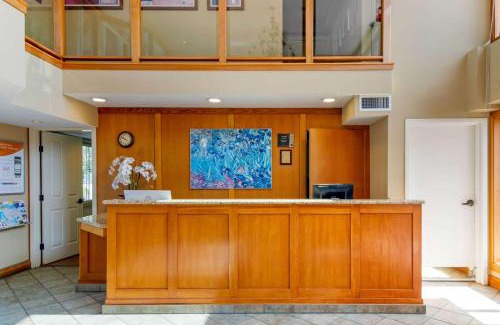 Pemberton Heights Hotel | Econo Lodge Inn & Suites - North Vancouver