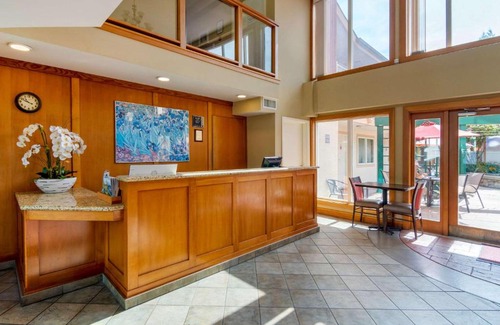 Pemberton Heights Hotel | Econo Lodge Inn & Suites - North Vancouver
