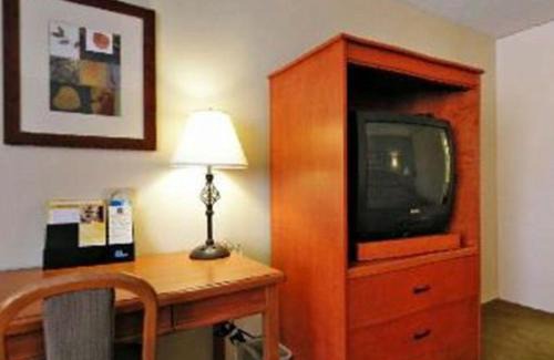 Pemberton Heights Hotel | Econo Lodge Inn & Suites - North Vancouver