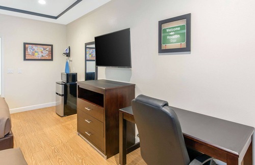 Barker Hotel | Econo Lodge Inn & Suites Houston Willowbrook