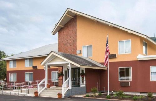 West Ossipee Cabin | Econo Lodge Lakes Region
