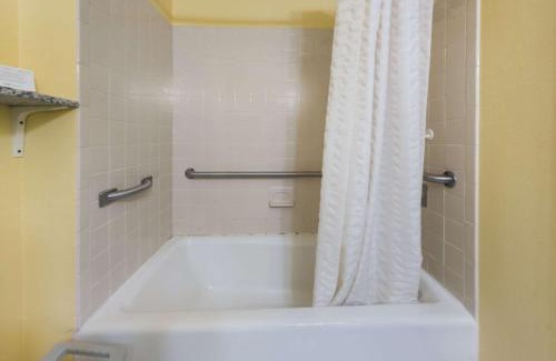 Fredericksburg Cabin | Econo Lodge Spotsylvania Town Center