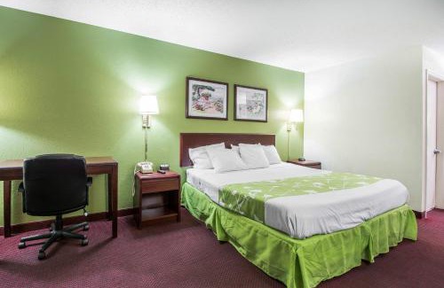 Dothan Cabin | Econo Lodge