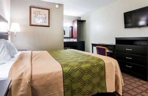 Selma Cabin | Econo Lodge
