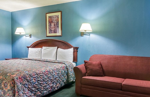 Wa Keeney Hotel | Econo Lodge