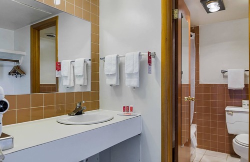 Wa Keeney Hotel | Econo Lodge