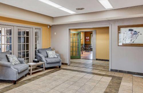 Whitehall Cabin | Econo Lodge Whitehall near Michigan's Adventure