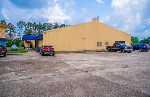 Livingston Hotel | Economy Inn By OYO Livingston TX Hwy 59