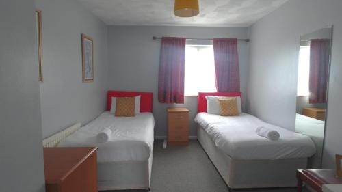 Dunstable House | Eddiwick House - Huku Kwetu Dunstable -Spacious 4 Bedroom House - Beds Suitable for Builders and Contractors