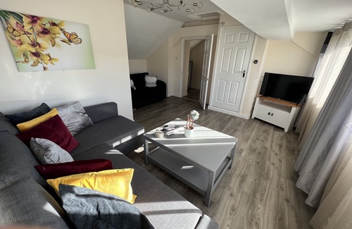 Street Apartment | Edge of Glastonbury and Street Town Centre, 2 Bedroom Apt with Parking.