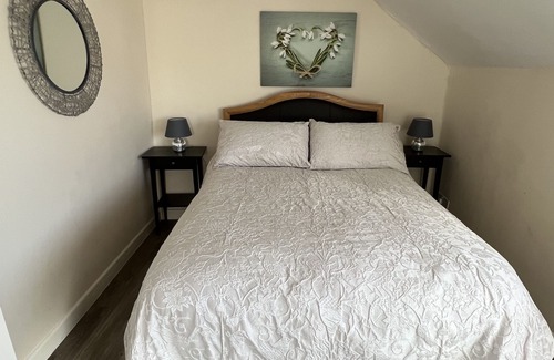 Street Apartment | Edge of Glastonbury and Street Town Centre, 2 Bedroom Apt with Parking.