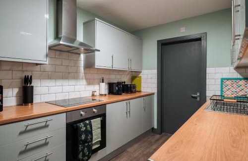 Upper Edmonton House | EDMONTON - 4 bedrooms, Sleeps 8, 3 bathroom Contractor Base