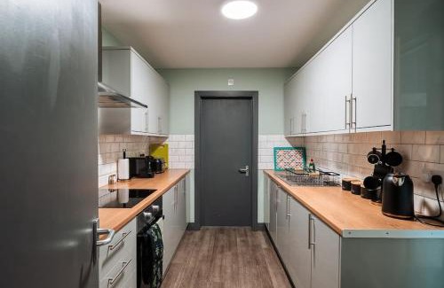 Upper Edmonton House | EDMONTON - 4 bedrooms, Sleeps 8, 3 bathroom Contractor Base