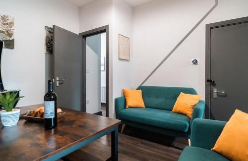 Upper Edmonton House | EDMONTON - 4 bedrooms, Sleeps 8, 3 bathroom Contractor Base
