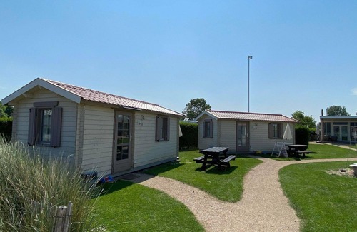 Nieuwvliet House | Eenvoud met Comfort, Eigen Toilet, Op Glamping Veld