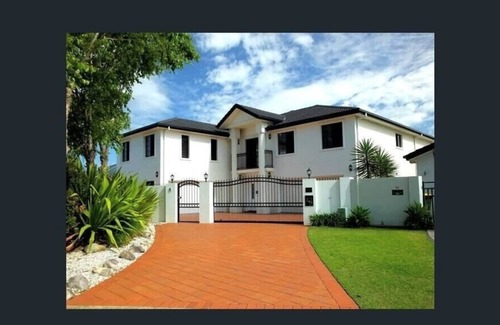 Eight Mile Plains Apartment | Eight Mile Plains Holiday Family Home