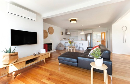 Oneroa House | Eight on Church - near Mudbrick & Cable Bay - Comfortable Stylish Premium Holiday Home